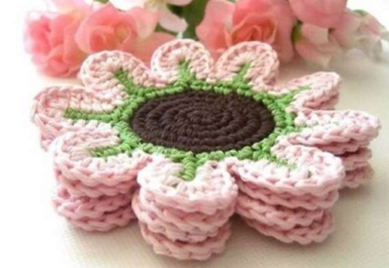 48- Flor de crochê para porta copos delicados. Fonte: Pinterest