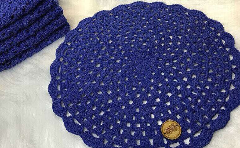 49- Tapete de crochê redondo azul com linha grossa. Fonte: Dicas de Mulher
