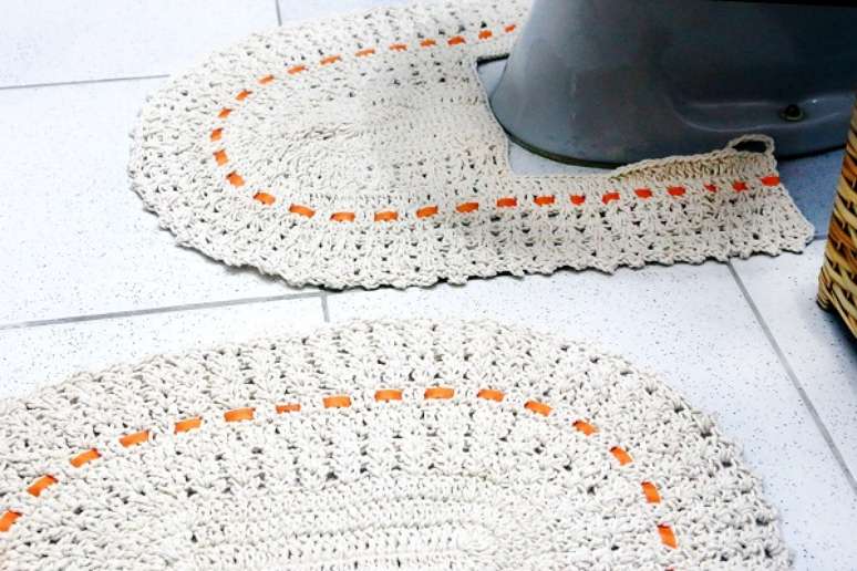 39- Os tapetes de crochê para banheiro tem aplicação de fitas e são tecidos com barbante. Fonte: Ponto da Arte