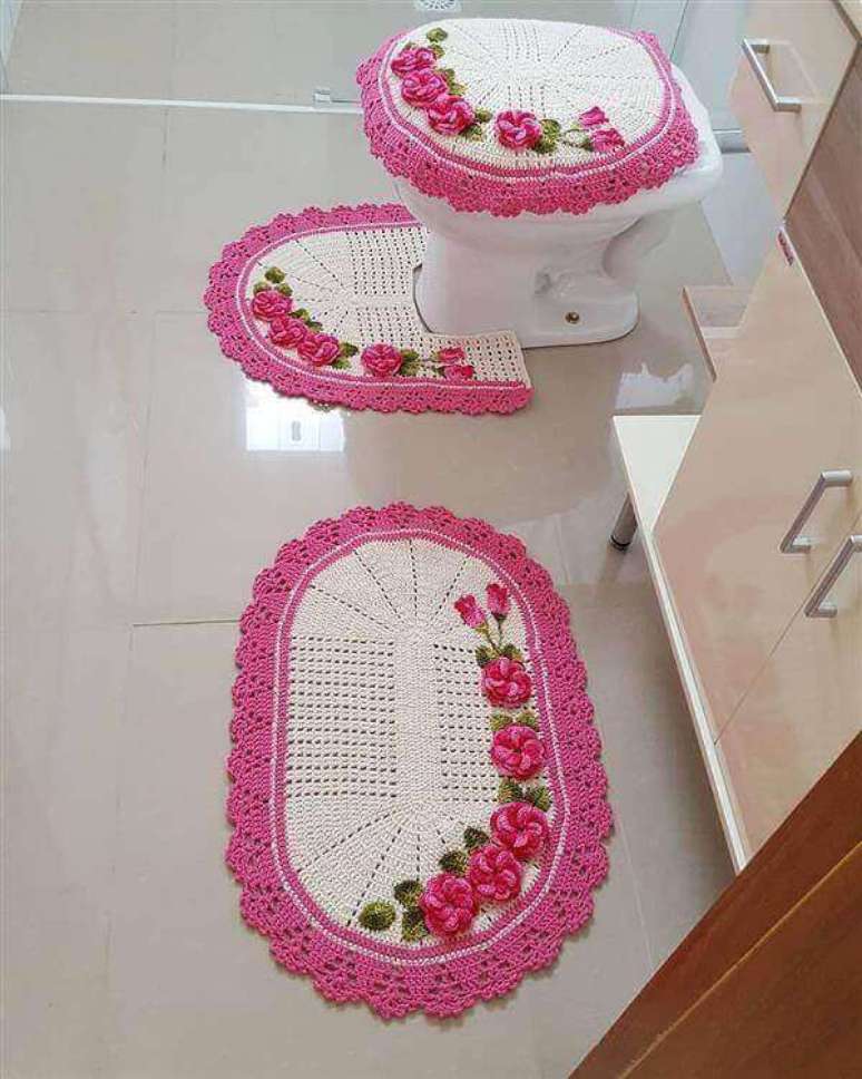 28- O jogo de crochê para banheiro tem aplicação de flores em todas as peças. Fonte: Pinterest