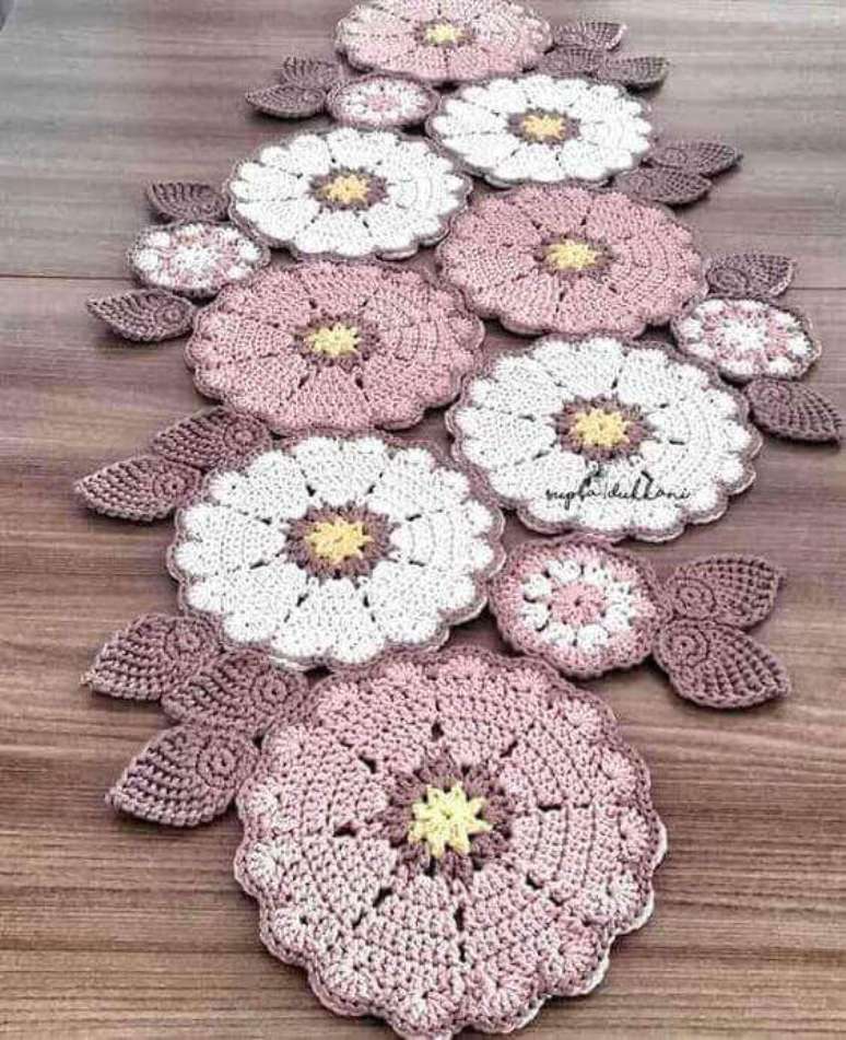 72. Desenhos de flores são muito utilizados em peças de crochê. Foto: Artesanato Passo a Passo