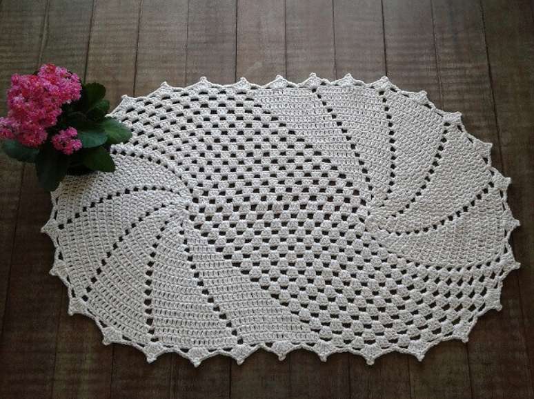 5- Tapete de crochê oval feito com barbante cru é ideal para ambientes rústicos. Fonte: Pinterest