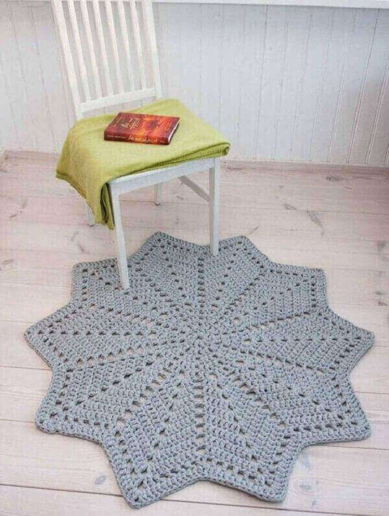 40- O tapete de crochê cinza tem o formato de estrela. Fonte: emm-a-man.com