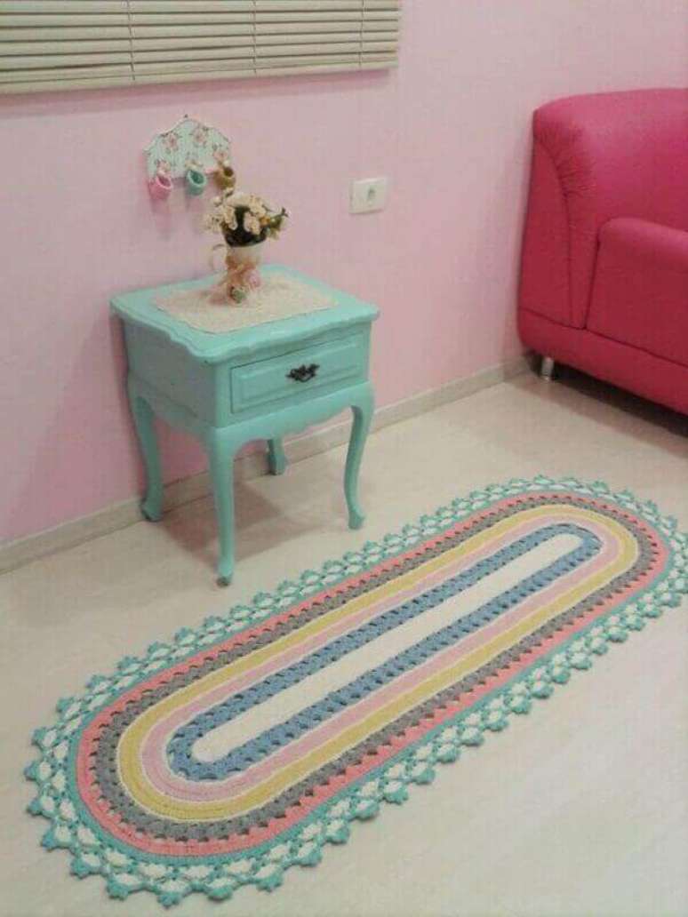 42- O tapete de croch&ecirc; comprido para quarto acompanha o estilo vintage. Fonte: Pinterest