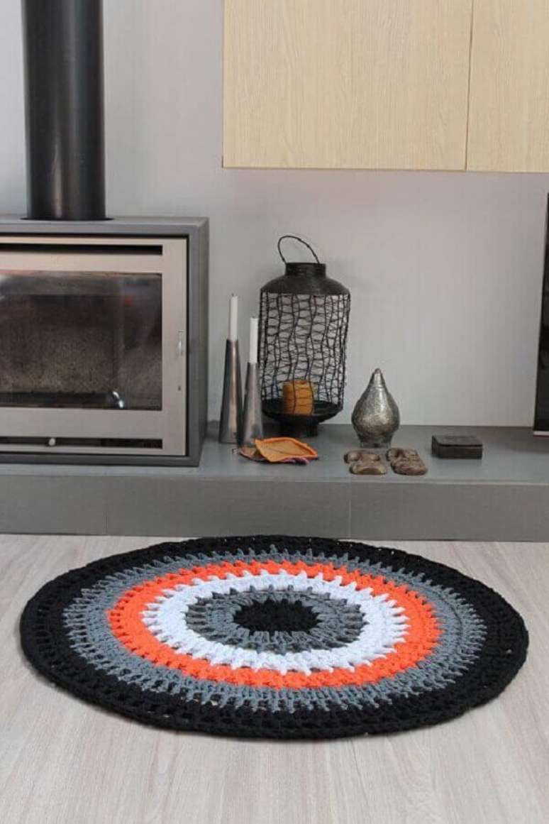 35- O tapete redondo de crochê destaca a decoração da sala de estar. Fonte: Pinterest