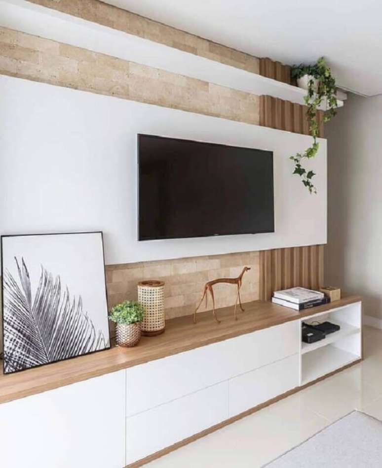 13. O painel com rack &eacute; um excelente m&oacute;vel para otimizar espa&ccedil;o e trazer mais funcionalidade para o ambiente &ndash; Foto: HomeDecorIG