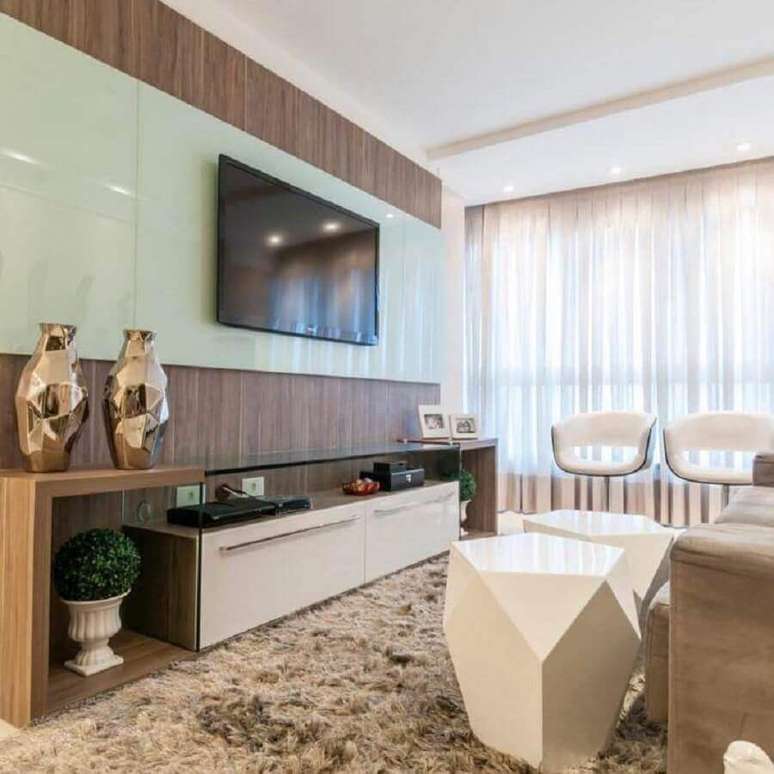 14. Para uma decora&ccedil;&atilde;o mais interessante com painel com rack invista nos dois elementos com materiais diferentes &ndash; Foto: 433 Arquitetura