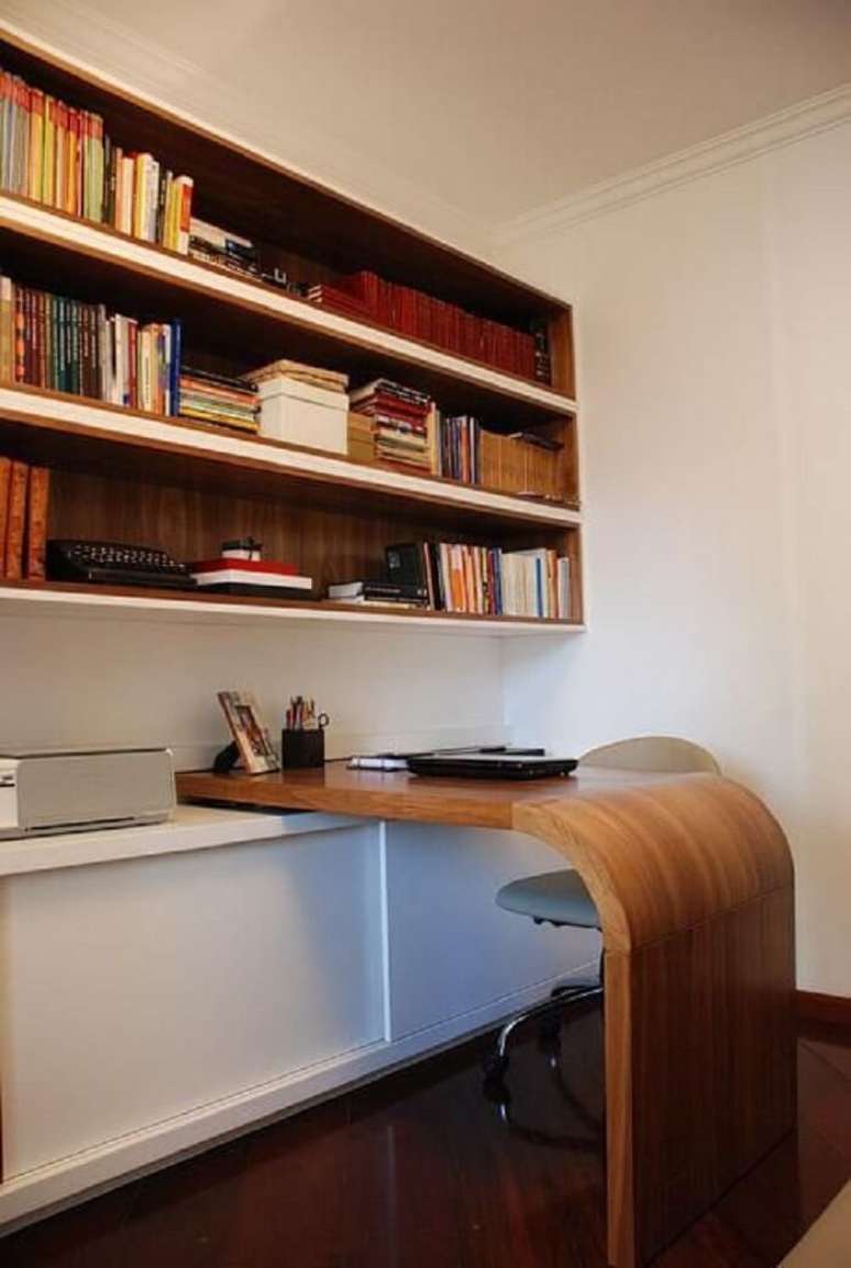 35. Home office com cadeira para escritório secretária. Projeto por Karen Pisacane