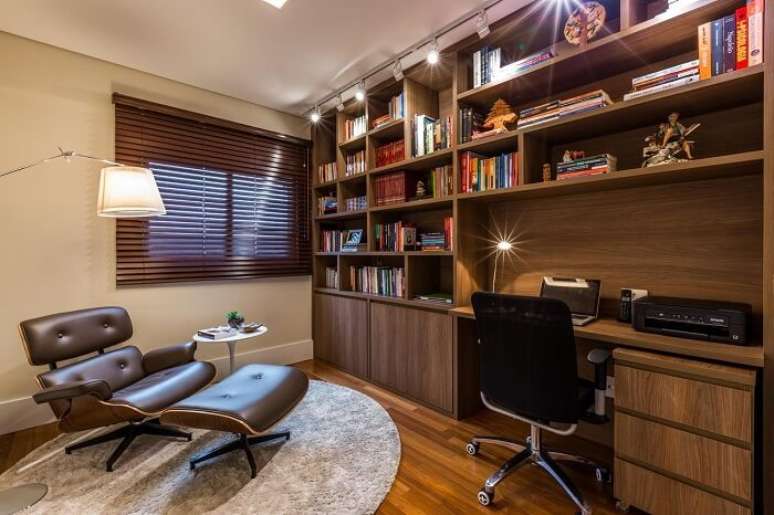 36. Home office com diferentes modelos de cadeira para escritório. Projeto por BY Arq & Amp Design