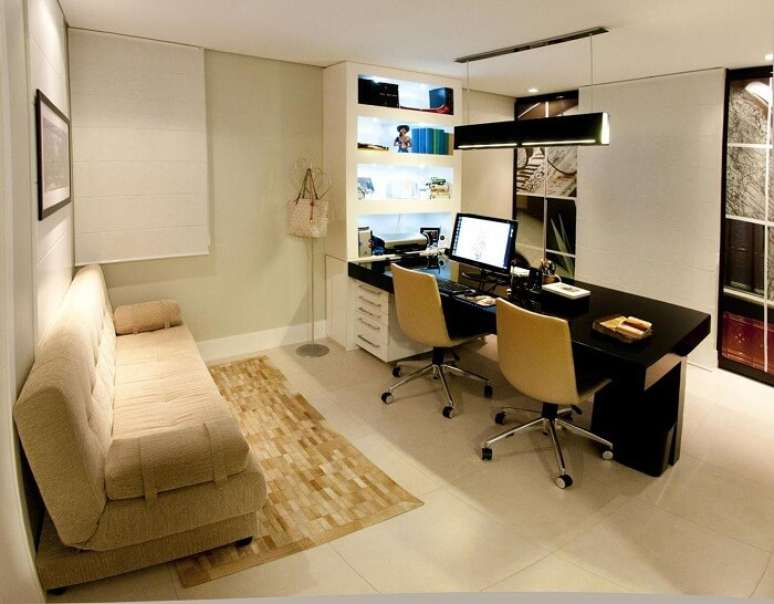 38. Home office com pendente preto e cadeira para escritório do tipo secretária. Projeto por Juliana Pippi