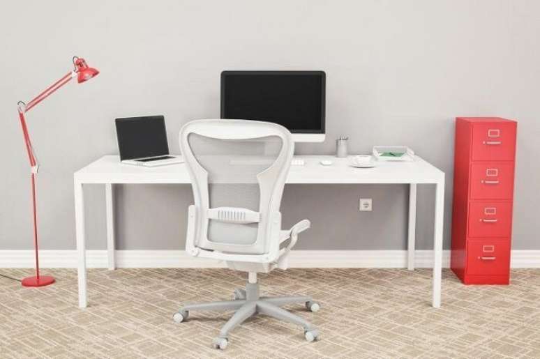 75. Invista em uma cadeira para escritório que seja conforto e ergonômica. Fonte: ISTOCK