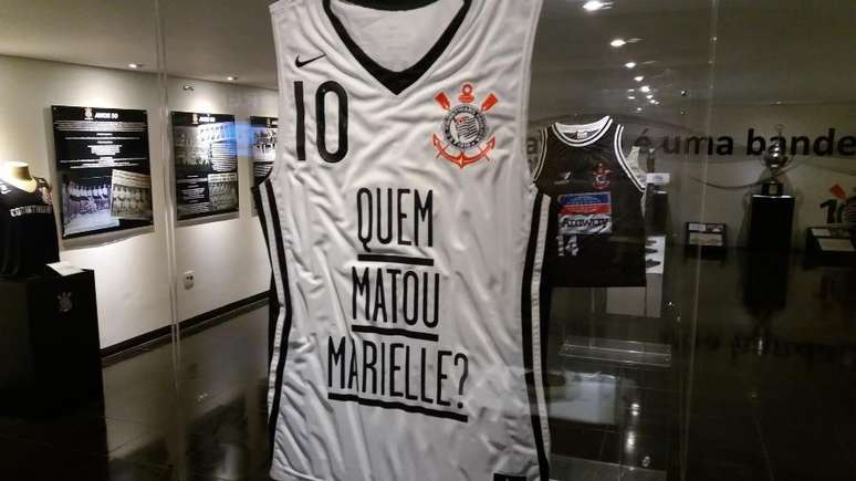 Camisa vestida por Gustavinho ao comemorar o título de basquete na Liga de Ouro