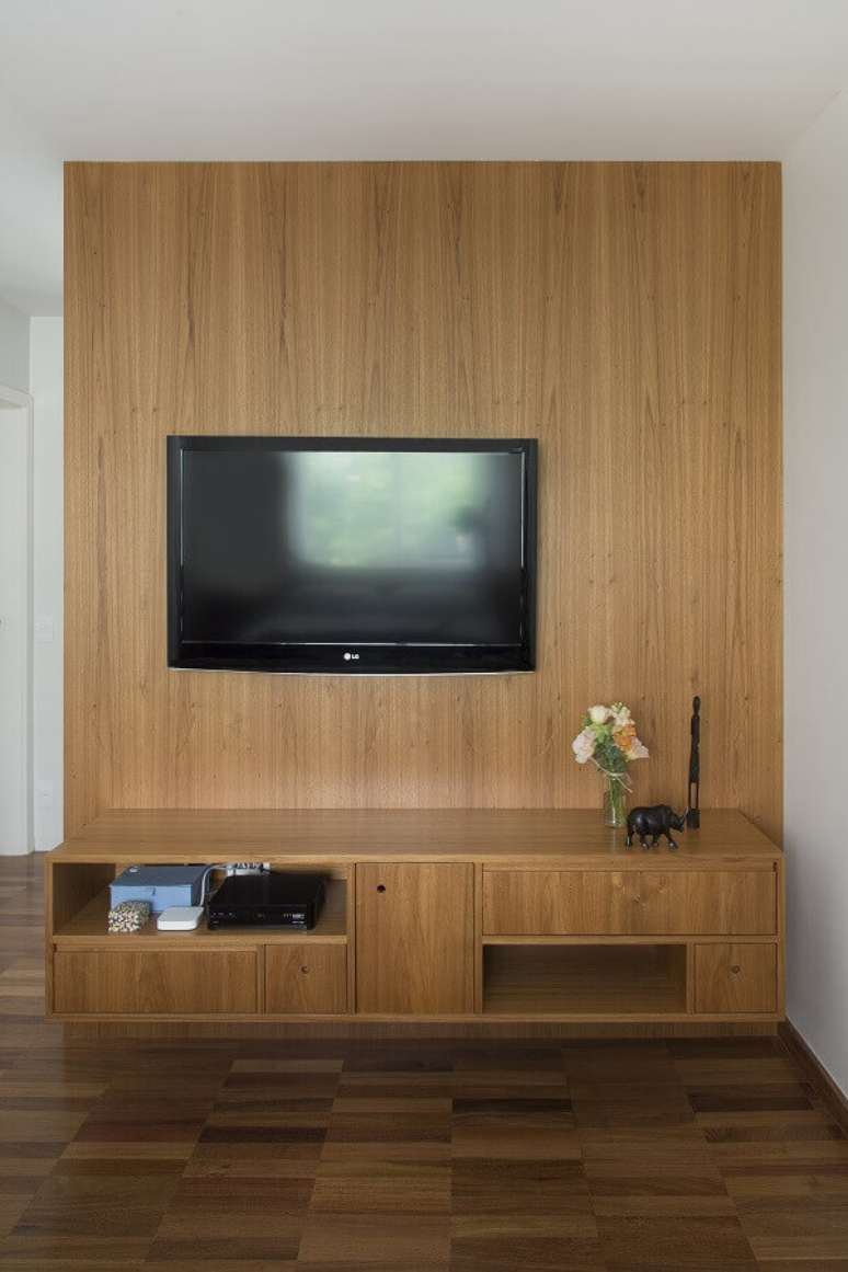 17. Modelo simples de painel com rack de madeira para sala de TV – Foto: ArchDaily