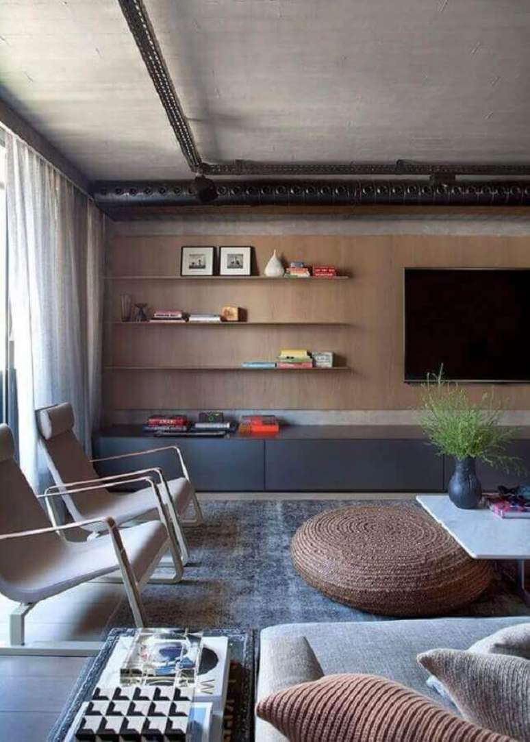 1. Garanta mais funcionalidade e beleza para a sua sala usando painel com rack – Foto: Yamagata Arquitetura