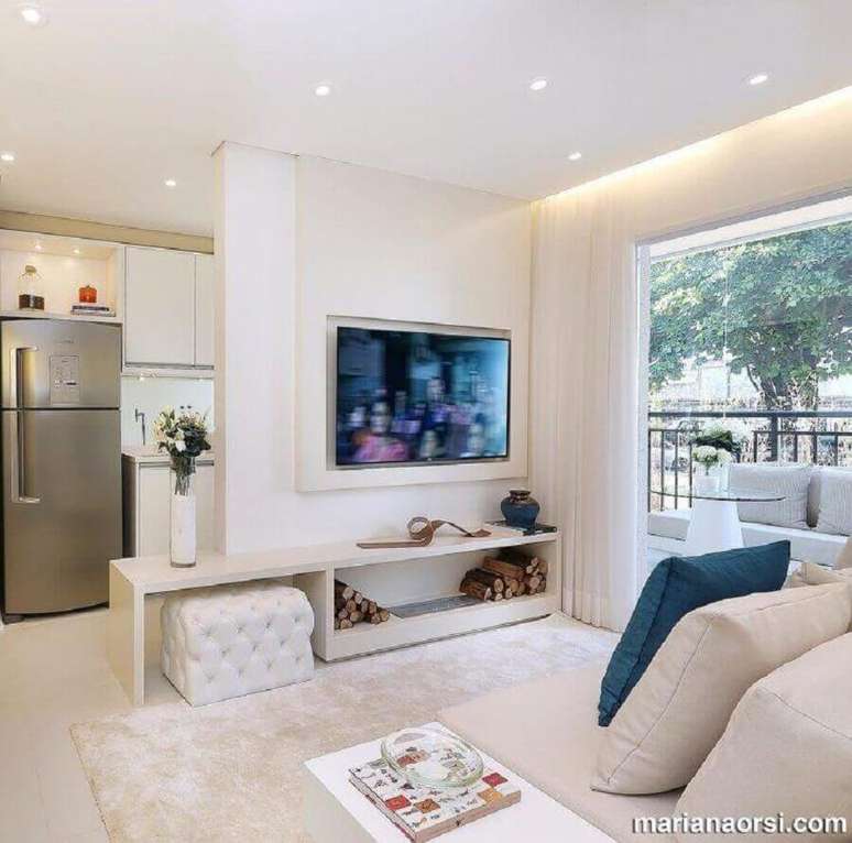 28. Invista no rack com painel branco para decora&ccedil;&atilde;o de salas pequenas &ndash; Foto: Mariana Orsi