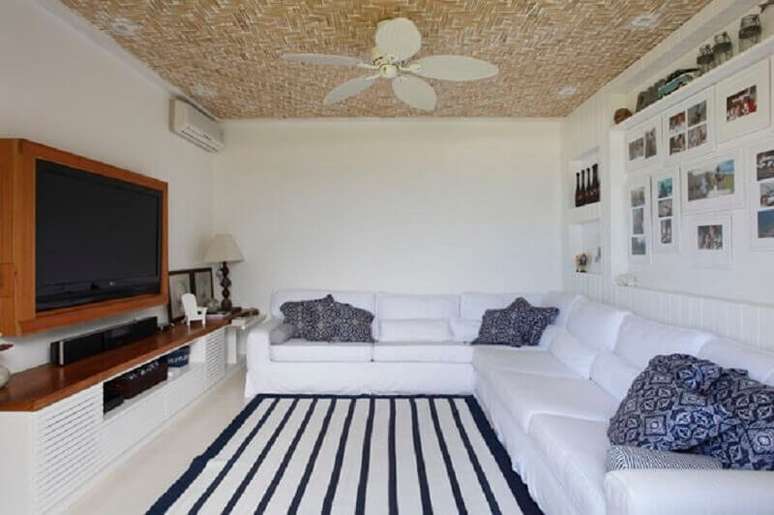 31. Painel com rack branco para decoração de sala clean com sofá branco de canto – Foto: Paola Ribeiro