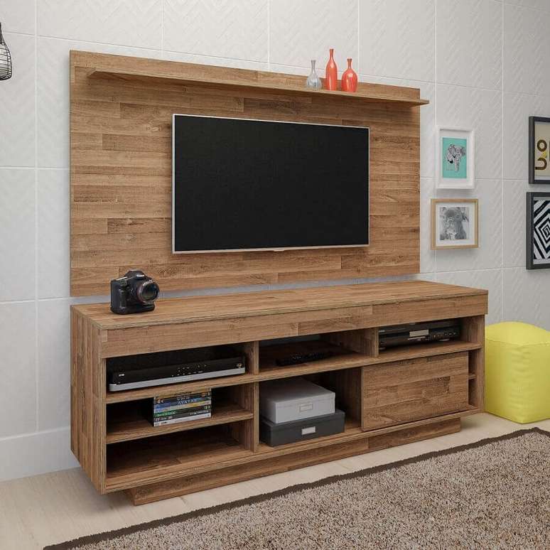 36. Painel com rack de madeira para decora&ccedil;&atilde;o de sala simples com puff amarelo &ndash; Foto: Madeira Madeira