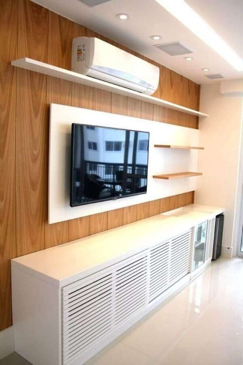 37. Rack com painel branco para decoração de sala de TV – Foto: BL Arquitetura