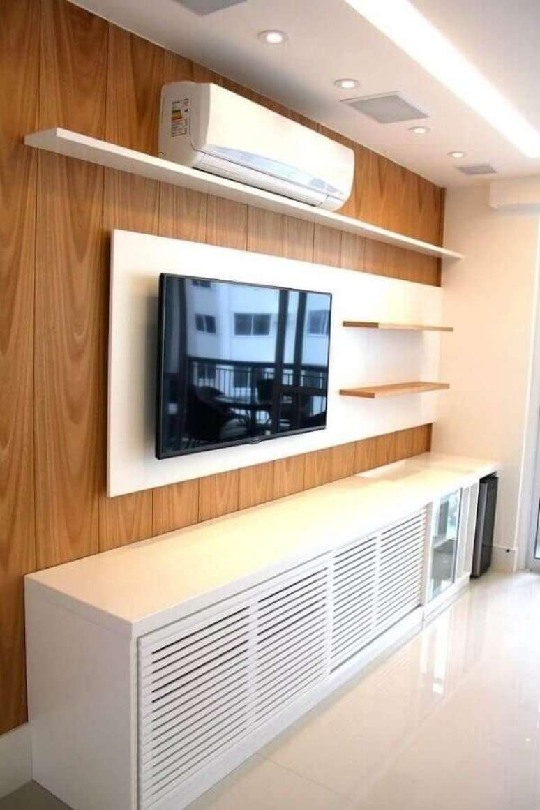 37. Rack com painel branco para decora&ccedil;&atilde;o de sala de TV &ndash; Foto: BL Arquitetura