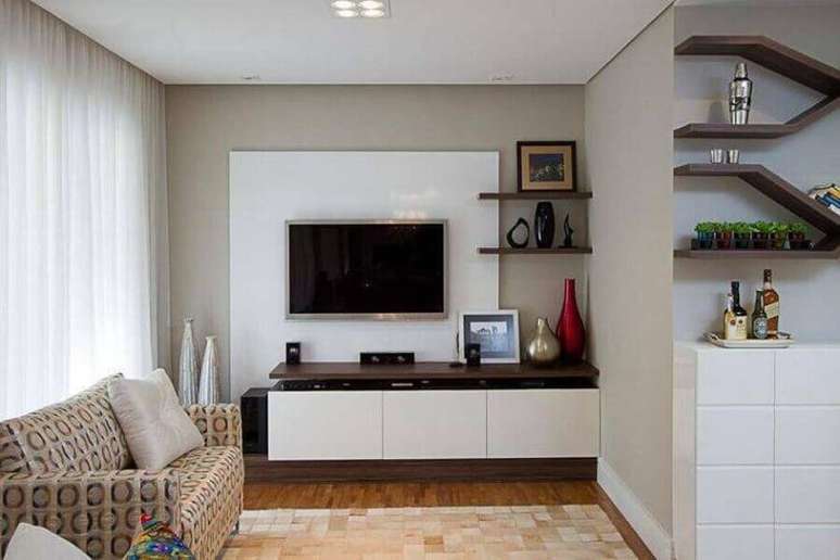 47. Sala pequena decorada com painel com rack branco – Foto: Sartori Design