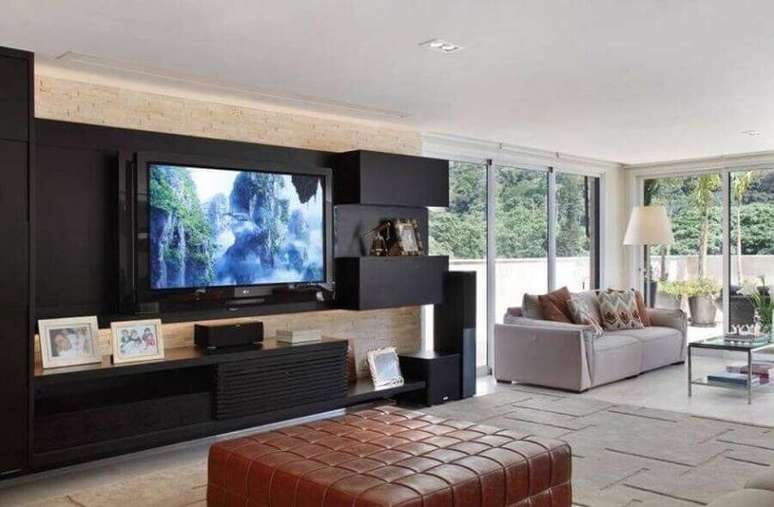 51. O painel com rack preto &eacute; um m&oacute;vel interessante para compor a decora&ccedil;&atilde;o de uma sala ampla &ndash; Foto: Vivian Coser