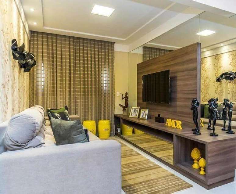 57. Sala pequena decorada com painel com rack espelhado &ndash; Foto: Renove Projetos