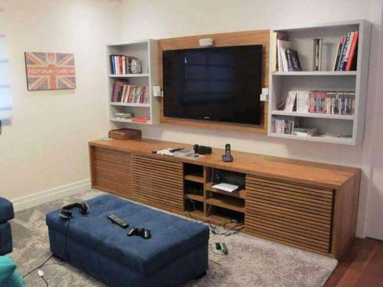 6. Invista em painel com rack que possua nichos ou prateleiras para sala pequena &ndash; Foto: Renata Megna