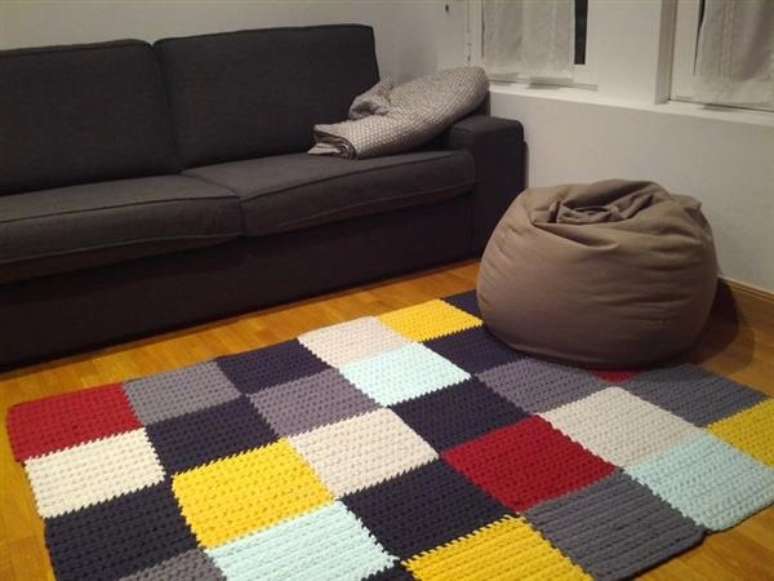 37- O tapete de crochê colorido decora a sala de estar. Fonte: Pinterest