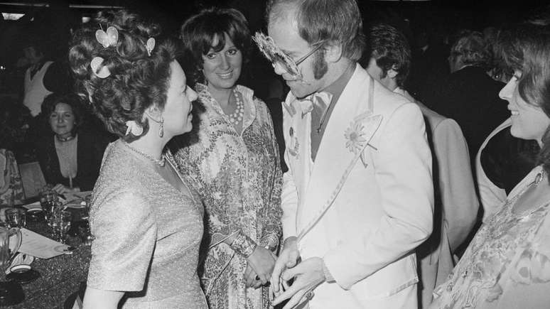 A princesa Margaret adorava festas (na foto, está com o cantor Elton John em 1974) e o contraste com sua irmã, Elizabeth, era destacado com frequência