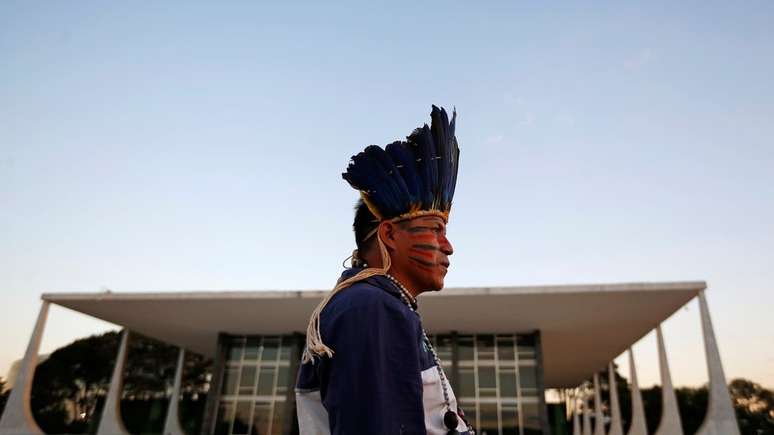 Índio do povo Guarani Kaiowa em frente ao prédio do STF em Brasília;