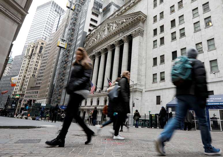 Pedestres caminham em frente à Bolsa de Valores de Nova York, em Wall Street
06/02/2018
REUTERS/Brendan McDermid