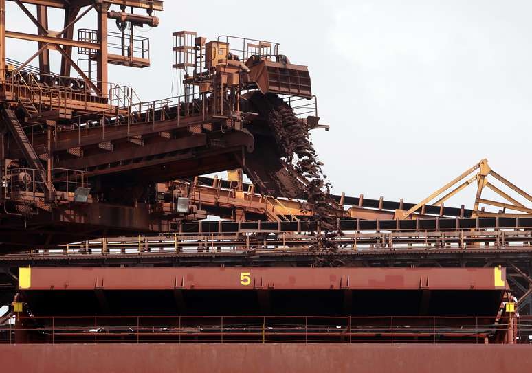 Navio é carregado com minério de ferro para exportação no porto de São Luís (MA) 
09/12/2011
REUTERS/Paulo Whitaker