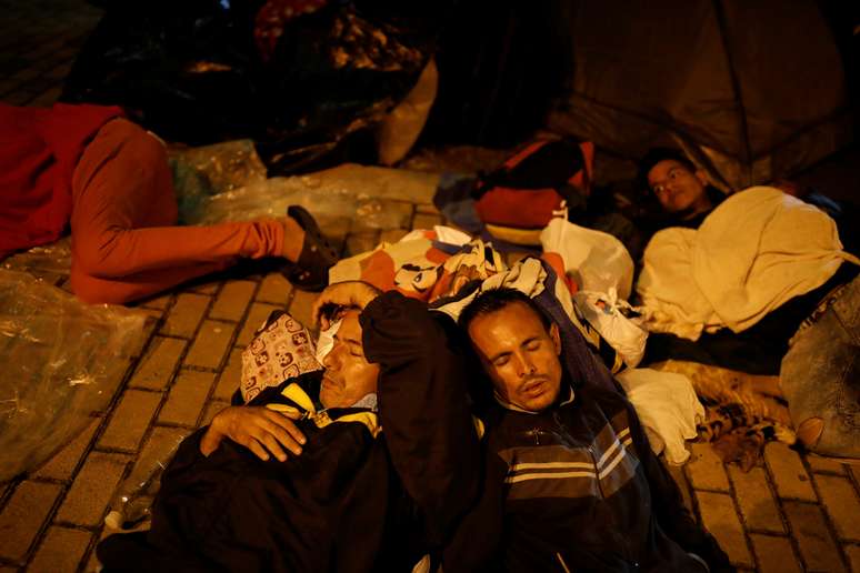 Pessoas dormem em praça que se tornou abrigo para imigrantes venezuelanos em Bucaramanga, na Colômbia
27/08/2018 REUTERS/Carlos Garcia Rawlins 