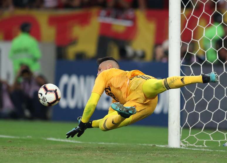 Diego Alves defende pênalti em disputa com o Emelec.