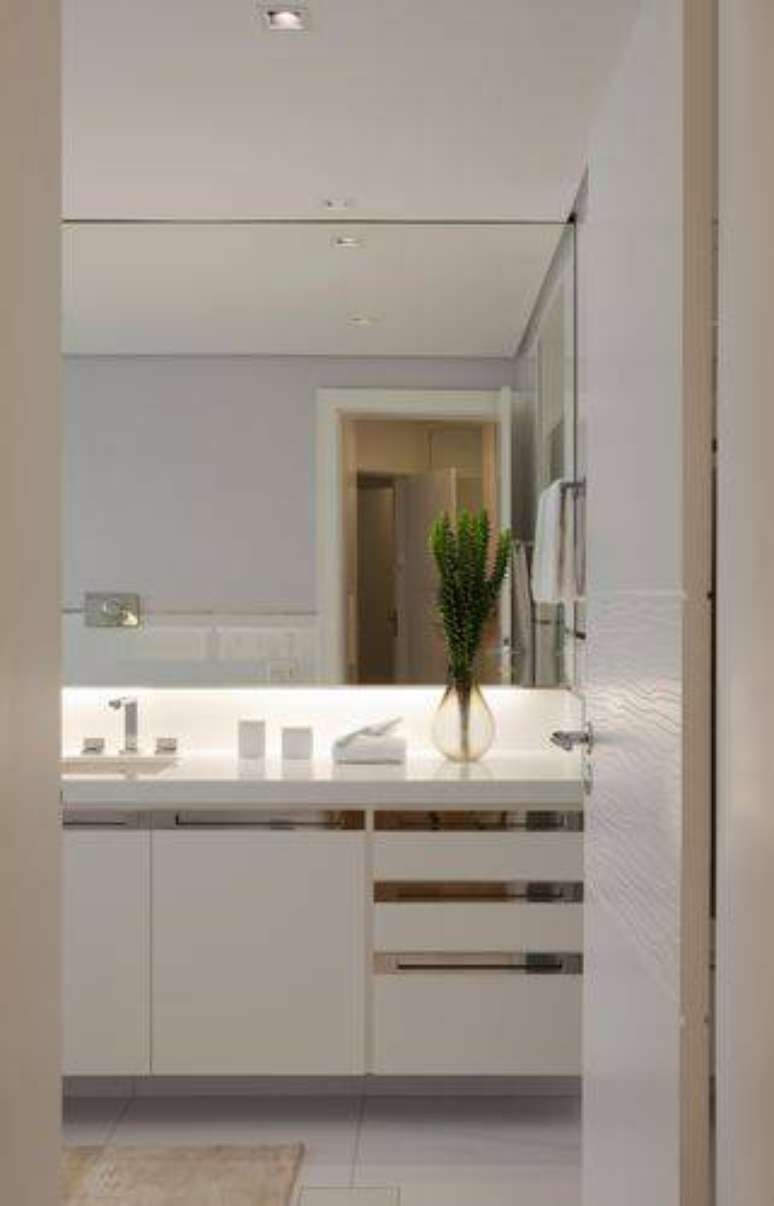 4. Deixar os puxadores do armário de banheiro metalizados nas gavetas e portas deixa o ambiente elegante e fácil de limpar.
