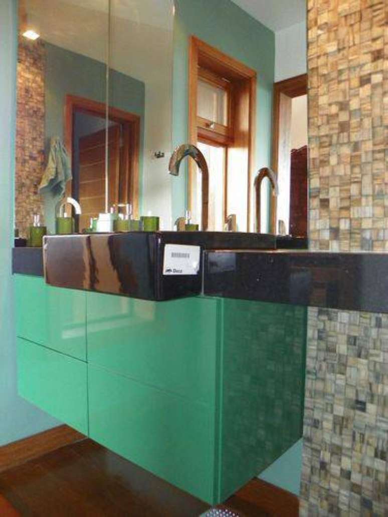 23. Modernidade aliada &agrave; praticidade no arm&aacute;rio de banheiro suspenso colorido