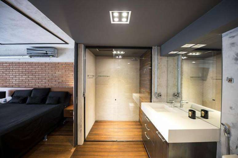 34. O armário de banheiro segue o mesmo estilo de decoração do quarto
