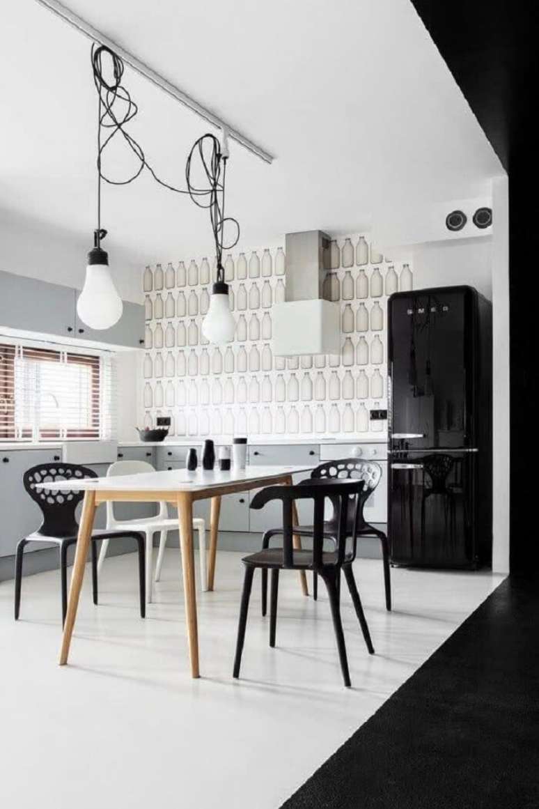 10. A geladeira preta inverse se harmoniza com as cadeiras do ambiente. Fonte: Pinterest