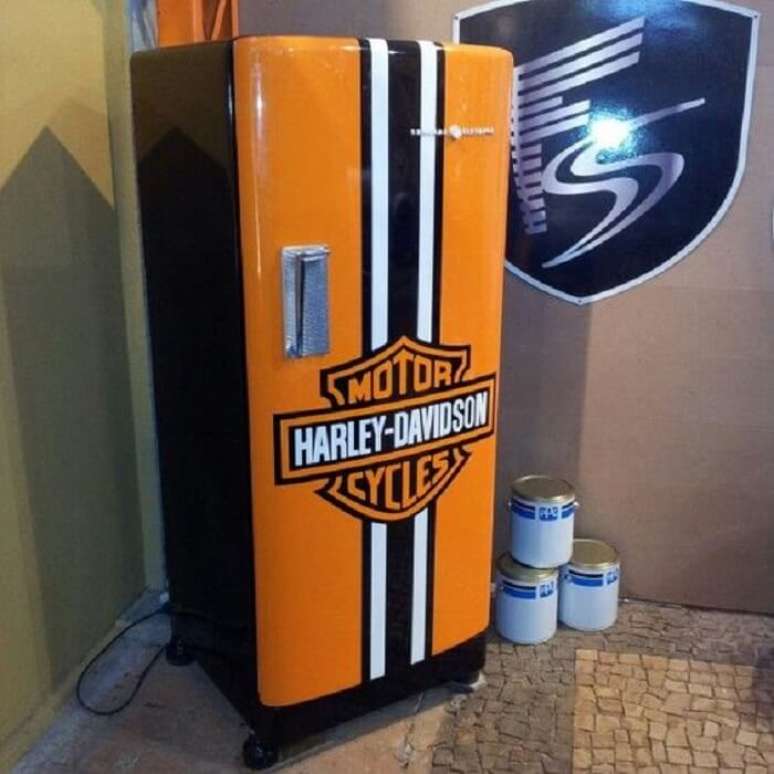 34. Adesivo criativo da Harley Davidson para geladeira preta. Fonte: Pinterest