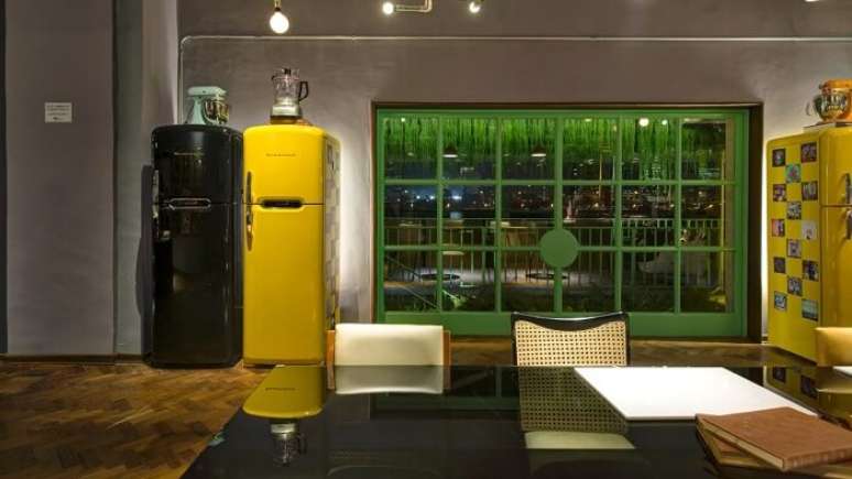 27. Ambientes com estilo retrô conta com a presença de uma geladeira preta e amarela. Fonte: Decor Salteado