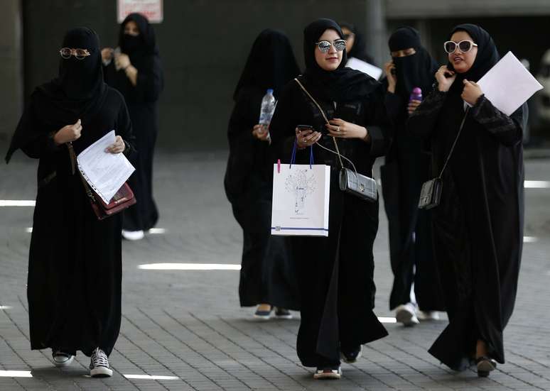 Estudantes sauditas participam da feira Glowork Women&#039;s Career Fair em Riyadh