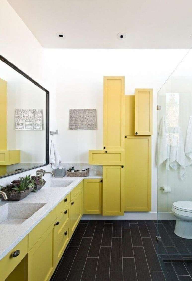 11. Armário de banheiro amarelo com design criativo. Fonte: WA DESIGN