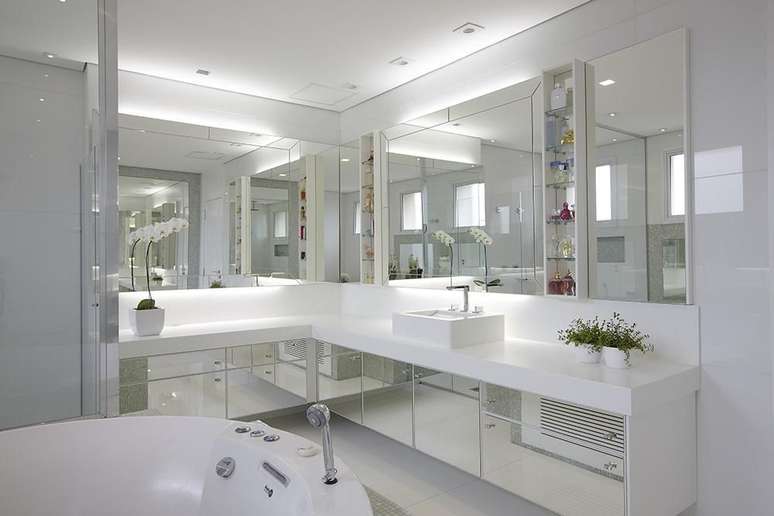 41. Os banheiros planejados podem ser espelhados e muito requintados. Projeto por Patricia Covolo