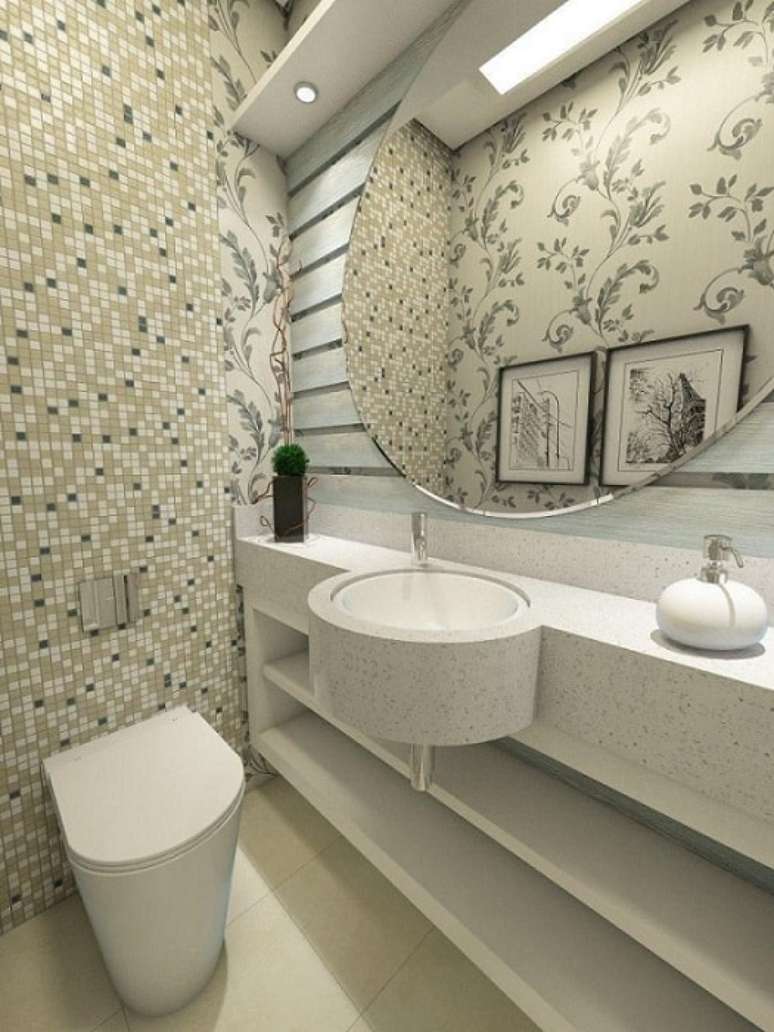 43. Banheiros planejados podem ter prateleiras como armários, armazenando os itens de forma prática. Projeto por Ednilson Hinckel