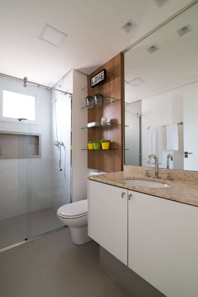 44. O armário de banheiro planejado pode ser combinado com prateleiras e nichos. Projeto por Danyela Correa