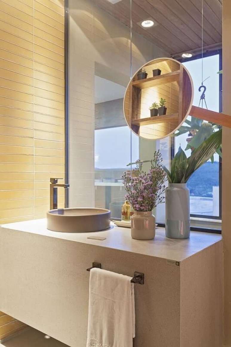45. Armário de banheiro planejado pode apresentar design inovador e criativo. Projeto por Isabela Bethonico