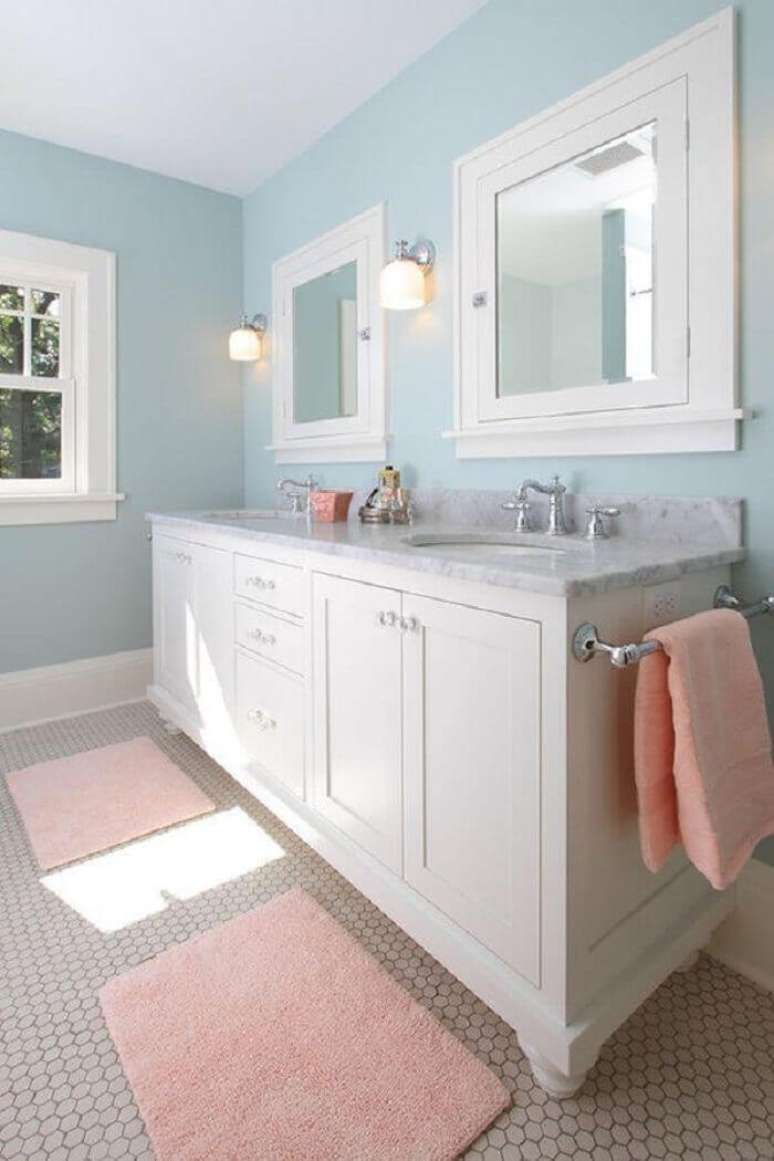 54. Armário de banheiro branco com suporte para toalha. Fonte: W. B. BUILDERS