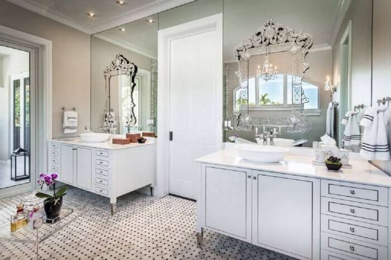 72. Armário de banheiro clássico encanta a decoração do ambiente. Fonte: Pinterest