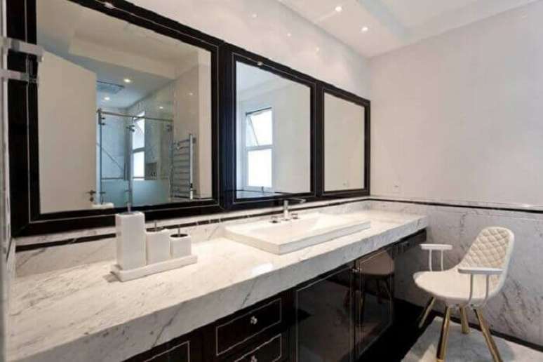 73. Arm&aacute;rio de banheiro com bancada de m&aacute;rmore. Projeto por Shenia Nogueira