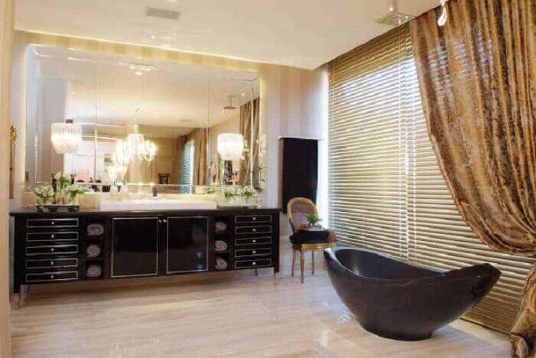 74. Armário de banheiro com estilo clássico e extenso que serve como bancada. Fonte: Pinterest